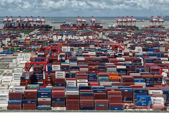 8일 중국 상하이 항구에 컨테이너들이 쌓인 모습. 이날 중국 해관총서는 8월 중국의 수출이 전년 동기 대비 4.4% 증가했다고 밝혔다. 2025.09.08 ⓒ AFP=뉴스1 ⓒ News1 김지완 기자