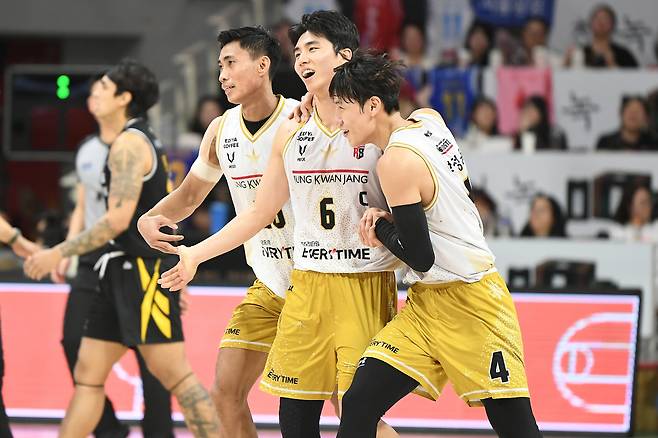 박지훈(6번)은 22일 열린 2025-26 프로농구 서울 삼성전에서 19점을 넣어 안양 정관장을 단독 2위로 이끌었다. (KBL 제공)