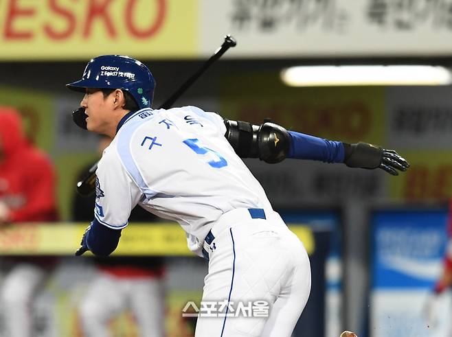 삼성 구자욱이 13일 대구삼성라이온즈파크에서 열린 2025 KBO리그 SSG와 준플레이오프 3차전 3회말 2사 2루 상황에서 SSG 선발 앤더슨을 상대로 1타점 2루타를 치고 있다. 대구 | 박진업 기자 upandup@sportsseoul.com