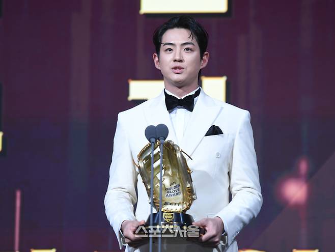 삼성 구자욱이 9일 서울 송파 롯데호텔 월드에서 열린 2025 KBO 골든글러브 시상식에서 외야수 부문 수상 후 소감을 말하고 있다. 최승섭기자 thunder@sportsseoul.com
