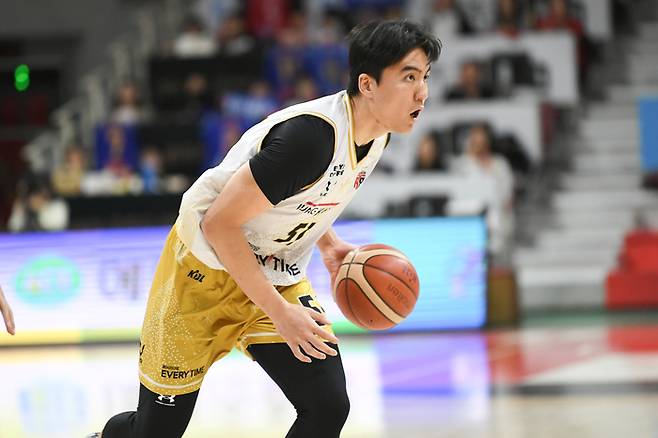 정관장 한승희가 22일 안양정관장아레나에서 열린 2025~2026 LG전자 프로농구 정규리그 삼성과 경기에서 드리블 하고 있다. 사진 | KBL