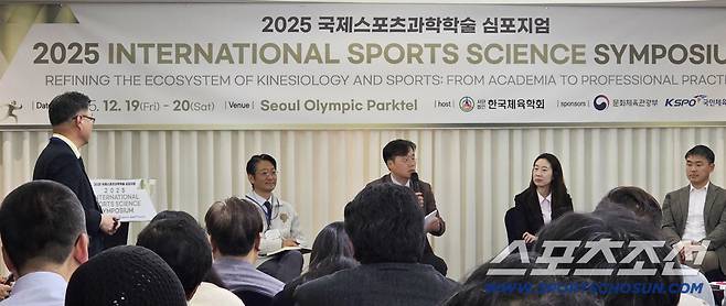 왼쪽부터 정용철 서강대 교수, 강호석 스쿼시 대표팀 감독, 서정화 변호사, 최준혁 운동선수 학부모 연대 경기지부 대표.