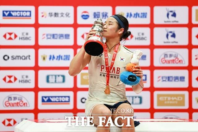 2025년 11번째 우승 트로피에 입을 맞추며 행복해 하는 안세영./항저우=신화.뉴시스
