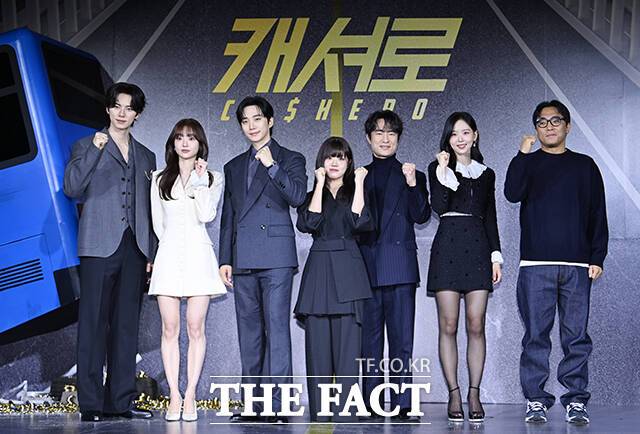 배우 이채민 김혜준 이준호 김향기 김병철 강한나, 이창민 감독(왼쪽부터)이 22일 오전 11시 서울 강남구 웨스턴 서울 파르나스에서 진행된 넷플릭스 새 오리지널 시리즈 '캐셔로' 제작발표회에 참석해 다양한 이야기를 나눴다. /박헌우 기자