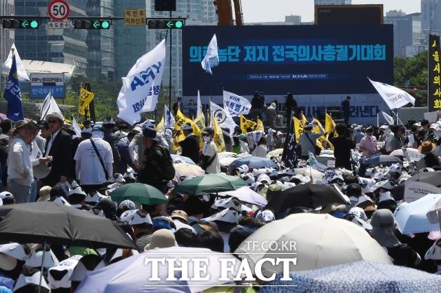 사진은 2024년 6월 18일 오후 서울 영등포구 여의대로에서 열린 '의료농단 저지 전국의사 총궐기대회'. /더팩트