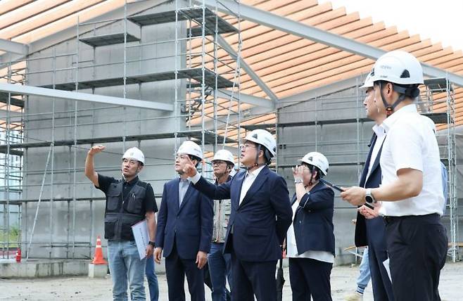 이장우 대전시장이 대전 유성복합터미널 건설 현장을 점검하고 있다.