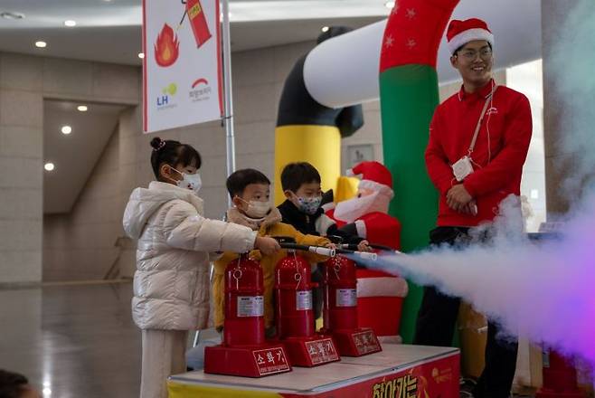 희망브리지와 LH한국토지주택공사가 경남 진주지역 아동을 대상으로 재난안전 체험교육을 진행하고 있다. 희망브리지