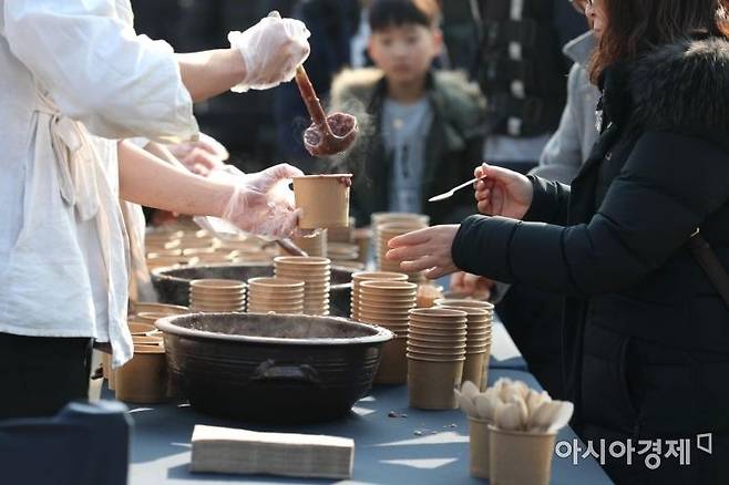 우리 조상들은 동짓날을 음(陰)의 기운이 극에 달하는 날로 여겨, 양(陽)을 상징하는 붉은 팥으로 죽을 쑤어 액운과 잡귀를 물리치고자 했다. 동짓날 팥죽을 먹는 풍습은 중국에서 전래한 것으로 알려져 있다. 아시아경제DB