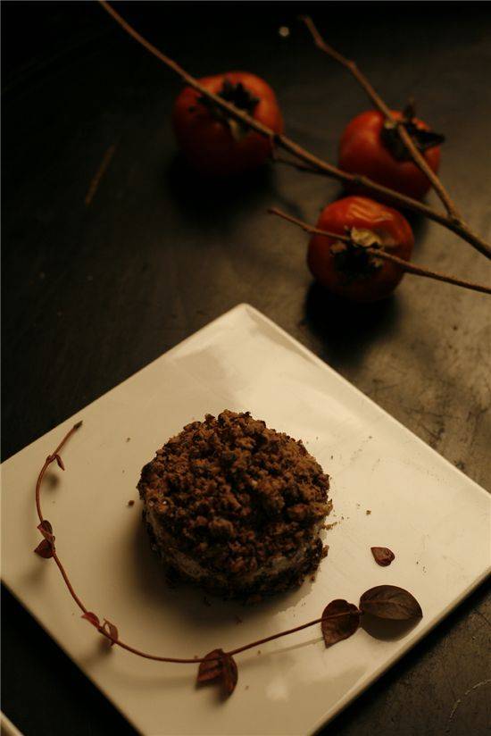 애동지에는 팥죽 대신 팥떡을 먹는 풍습이 전해진다. 팥죽의 붉은색이 삼신할머니를 쫓아내거나, 팥죽의 '죽'이 발음상 '죽음'과 같아 아이에게 좋지 않다는 속설이 있기 때문이다. 아시아경제DB