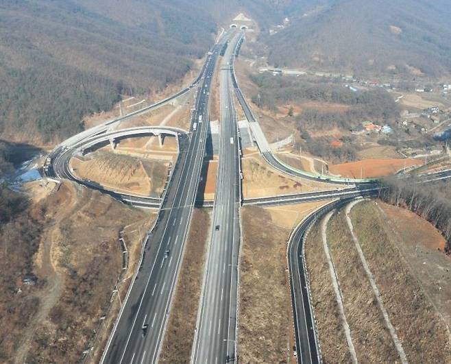 23일 오전 전면 개통되는 세종~포천고속도로 남용인IC 전경. 용인 처인구 원삼면에서 지방도 318호선과 연결된다. 한국도로공사 제공