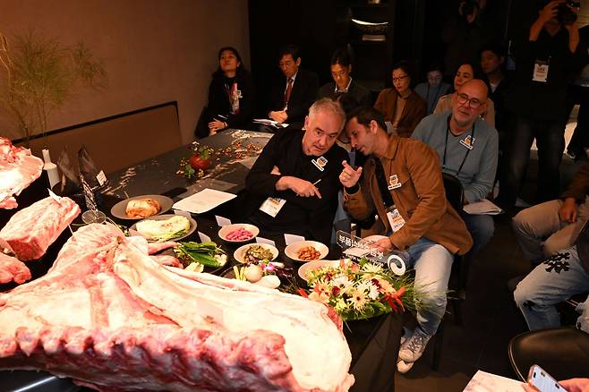 페란 아드리아가 지난 10월 한식진흥원 주최로 열린 한식 컨퍼런스 워크숍에서 한우에 대해 배우고 있다. /뉴시스