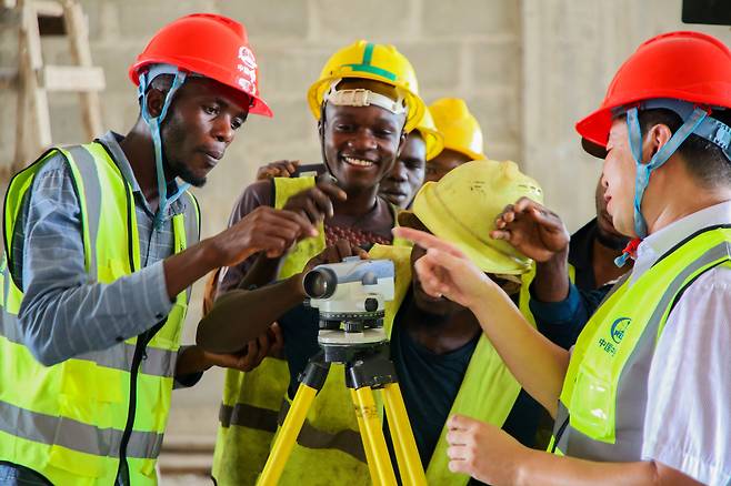 지난 11월11일 탄자니아 다르에스살람의 한 건설 현장에서 중국철도건창공정유한공사(CRJE) 동아프리카 법인의 중국인 강사가 탄자니아 노동자들에게 교육 중이다. / 신화=연합