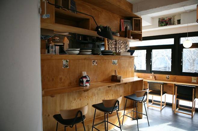 조용한 분위기 속에서 일본 가정식 스타일의 한 끼를 즐길 수 있는 아이오밀. 사진 네이버지도 아이오밀 업체 등록 사진