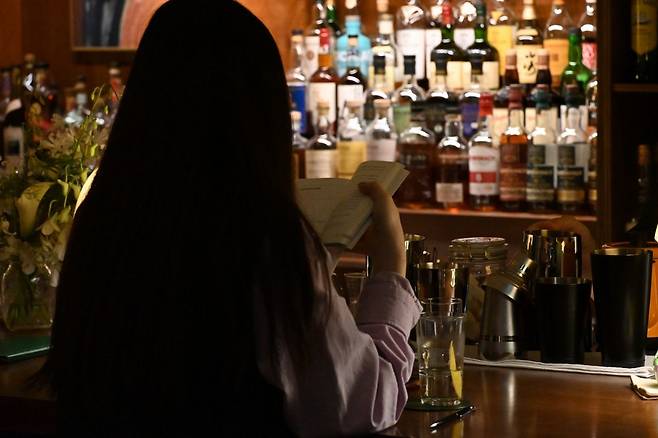 혼자라면 더 환영받는 장소인 책바에서는 다양한 책과 함께 위스키, 칵테일을 즐길 수 있다. 사진 네이버 지도 책바 업체 등록 사진