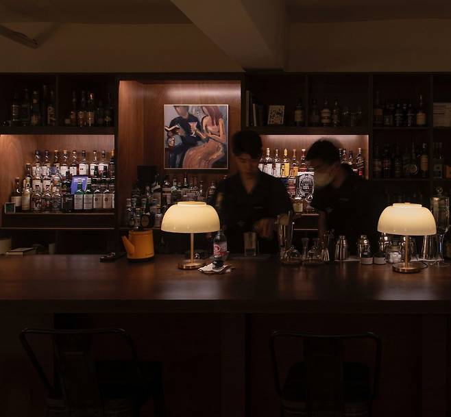 혼자라면 더 환영받는 장소인 책바에서는 다양한 책과 함께 위스키, 칵테일을 즐길 수 있다. 사진 네이버 지도 책바 업체 등록 사진