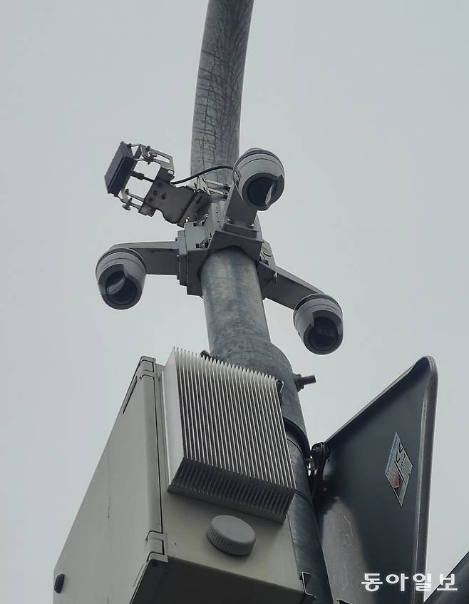 신호등에 장착된 카메라와 레이더. 이를 통해 교차로 인근을 사각지대 없이 감지할 수 있다. 에센바흐=권구용 기자 9dragon@donga.com