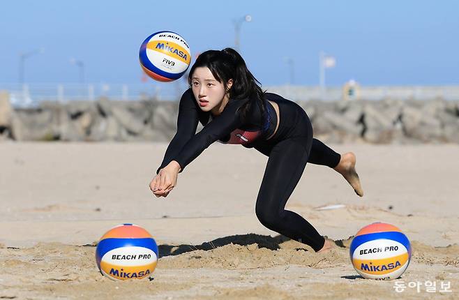 한국 비치발리볼 국가대표 신지은이 강원 고성군에 있는 전용 훈련장에서 몸을 던져 공을 살려내고 있다. 한겨울 찬 바닷바람 속에서도 훈련을 멈추지 않는 신지은의 목표는 내년 아이치-나고야 아시안게임에 출전해 만족할 만한 성과를 내는 것이다. 고성=전영한 기자 scoopjyh@donga.com