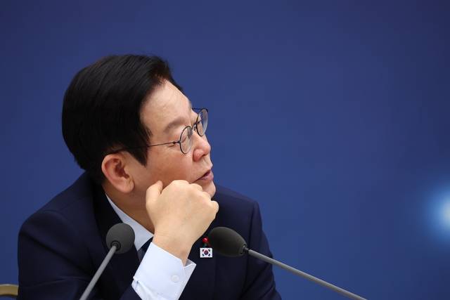 이재명 대통령이 17일 정부세종컨벤션센터에서 열린 기후에너지환경부(기상청)·원자력안전위원회 업무보고에서 발언하고 있다. [연합뉴스]