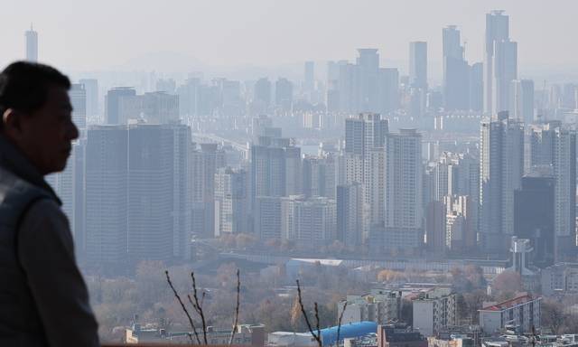 서울 남산에서 바라본 아파트 단지. [연합뉴스 제공]