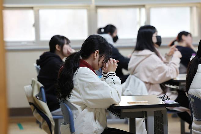 2026학년도 대학수학능력시험(수능)이 실시된 지난 11월 13일 오전 인천 미추홀구 인화여자고등학교에서 수험생들이 시험 시작을 기다리고 있다. 공동취재사진
