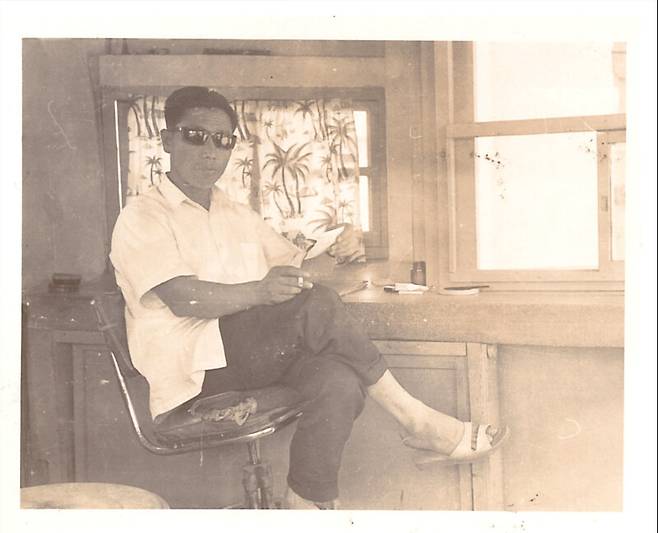 1970년대 초반 서울 양평동 ㅅ섬유회사 경비실에서 일하던 아버지 모습. 필자 제공