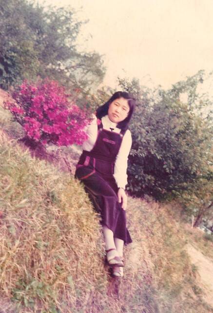 1977년 서울 원풍모방 기숙사 언덕에서 찍은 내 사진. 필자 제공