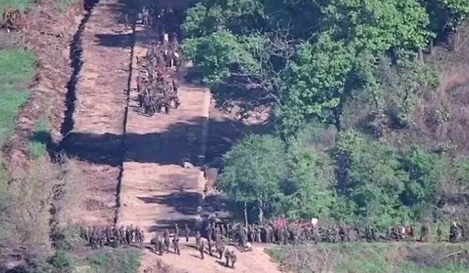 지난해 북한군이 군사분계선 근처에서 이동하고 있다. 합동참모본부 제공