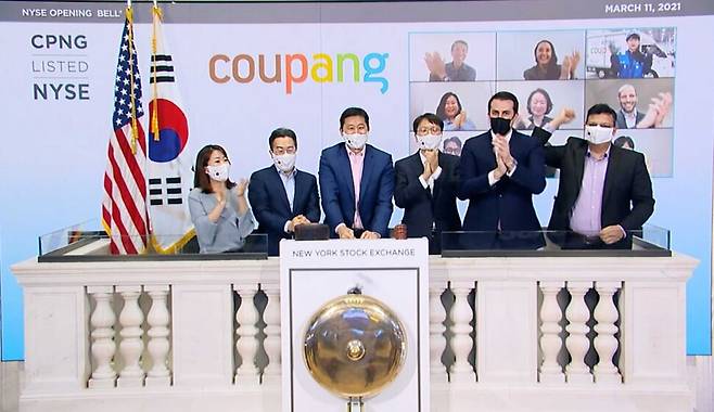 김범석 쿠팡 이사회 의장이 2021년 3월11일(현지시각)뉴욕증권거래소에서 열린 오프닝벨 행사에서 세리머니를 펼치고 있다. 뉴욕증권거래소 제공/AP 연합뉴스