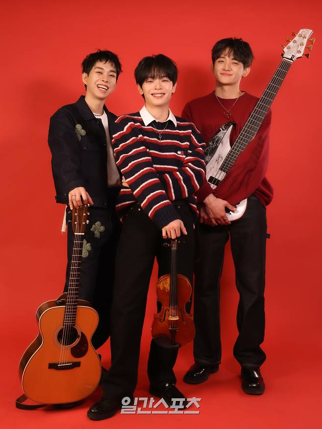 밴드 루시가 10일 오후 서울 중구 순화동 KG타워에서 진행된 일간스포츠와의 열말맞이 인터뷰에 앞서 포즈를 취하고 있다. 서병수 기자 qudtn@edaily.co.kr /2025.12.10/