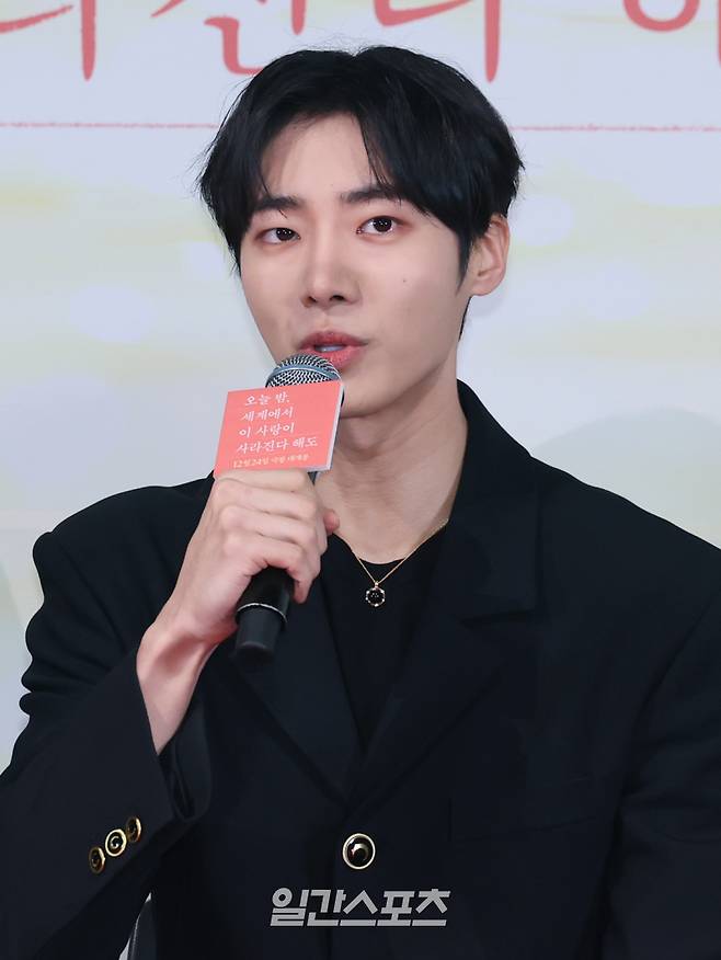 배우 추영우가 22일 오후 서울 용산구 CGV 용산아이파크몰에서 열린 영화 '오늘 밤, 세계에서 이 사랑이 사라진다 해도(이하 오세이사)' 언론배급시사회 및 기자간담회에 참석해 인사말을 하고 있다.. '오세이사'는 매일 하루의 기억을 잃는 서윤(신시아)과 매일 그녀의 기억을 채워주는 재원(추영우)이 서로를 지키며 기억해가는 청춘 멜로. 오는 24일 개봉한다. 서병수 기자 qudtn@edaily.co.kr /2025.12.22/