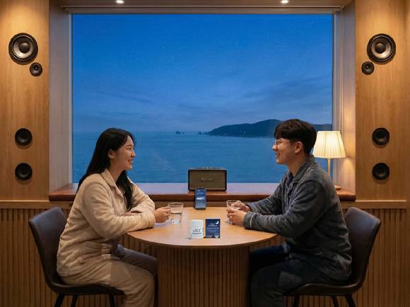 한화리조트 해운대 뮤직룸에서 음악을 감상하는 고객. [사진=한화리조트]