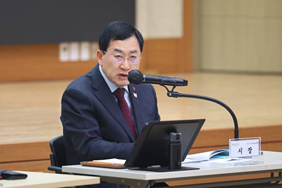 22일 주낙영 경주시장이 '2025년 12월 확대간부회의'를 주재하며 2025년 시정 성과를 점검하고 2026년 시정 운영 방향을 제시하고 있다. [사진=경주시청]