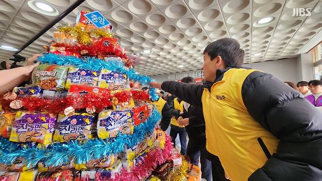 오늘(22일) 제주 중앙중학교 학생들이 '라면 크리스마스트리'를 만드는 모습.