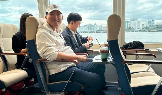 한강버스에 직접 탑승한 오세훈 서울시장. 문희철 기자