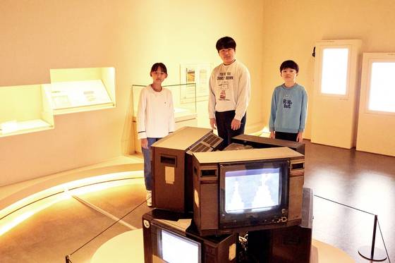 '탄수화물 연대기'에서 탄수화물과 관련된 과거의 여러 뉴스와 영상을 살펴본 원지민·이시온·최수혁(왼쪽부터) 학생기자.