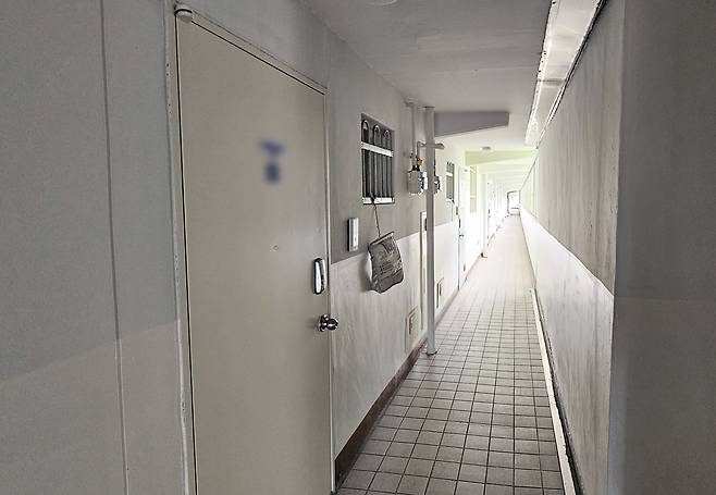 사람 없는 한 아파트의 복도 모습. ※사진은 기사 내용과 직접적인 관련 없음. 연합뉴스