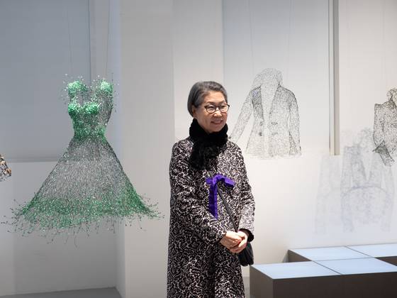 서울공예박물관에 패션아트 55건 56점(총 13억 1천만 원 상당)의 작품과 395점의 아카이브 자료를 기증한 금기숙 작가(유금와당박물관 공동관장). 사진 서울공예박물관