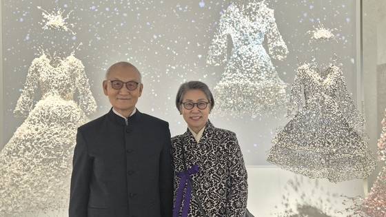 서울공예박물관에 패션아트 55건 56점품과 395점의 아카이브 자료를 기증한 금기숙(오른쪽) 작가와 남편 유창종 전 서울중앙지검장. 부부는 각자의 성을 딴 유금와당박물관의 공동관장을 맡고 있다. 뒤에 보이는 작품들은 2018년 평창동계올림픽 당시 선수단 피켓요원들이 실제 착용했던 '눈꽃요정' 의상들이다. 사진 서울공예박물관