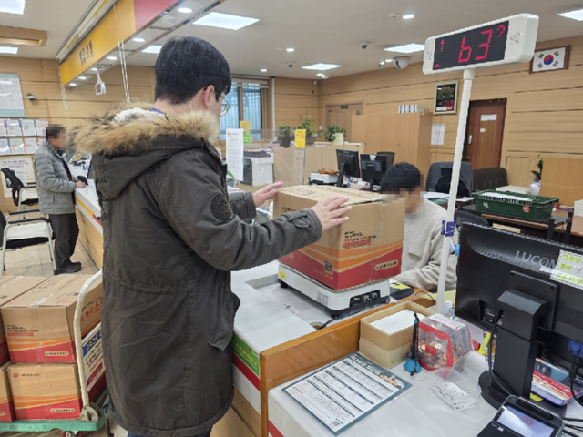 ▲ 고정형 강원도일시청소년쉼터는 19일 사후관리 청소년 6명에게 자택 방문 및 우체국 택배 발송 방식으로 먹거리와 생활용품 등으로 구성된 ‘생활안정지원 키트’를 제공했다.