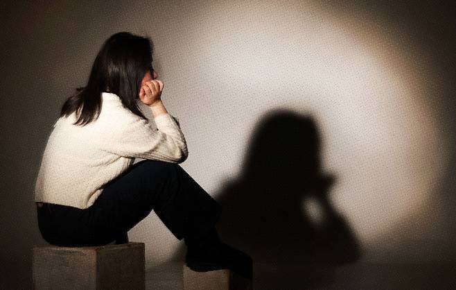 여성 우울증 당사자인 I씨(26)가 21일 경향신문과 인터뷰하며 사진촬영을 하고 있다. 정지윤 선임기자