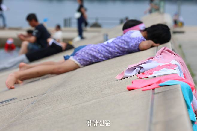 서울 여의도 물빛광장을 찾은 어린이가 햇볕에 몸을 말리고 있다. 정효진 기자