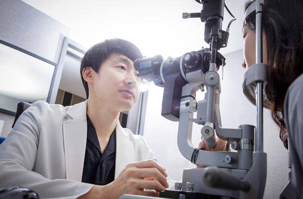 류규원 누네빛안과 원장이 환자를 진료하고 있다.  누네빛안과 제공