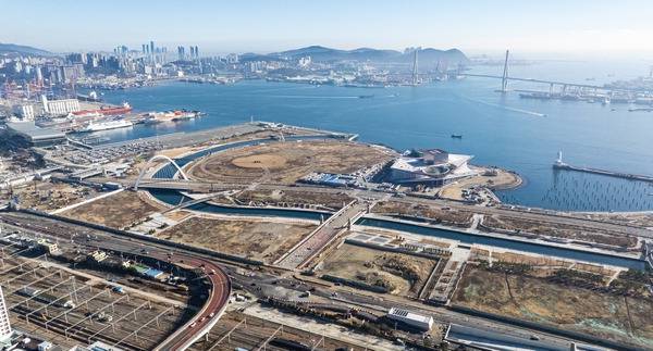 22일 해양수산부 임시청사 뒤로 부산항 북항이 펼쳐져 있다. 부산으로 이전한 해수부는 23일부터 동구 수정동 IM빌딩(본관)과 협성빌딩(별관)에서 업무를 시작한다.  전민철 기자