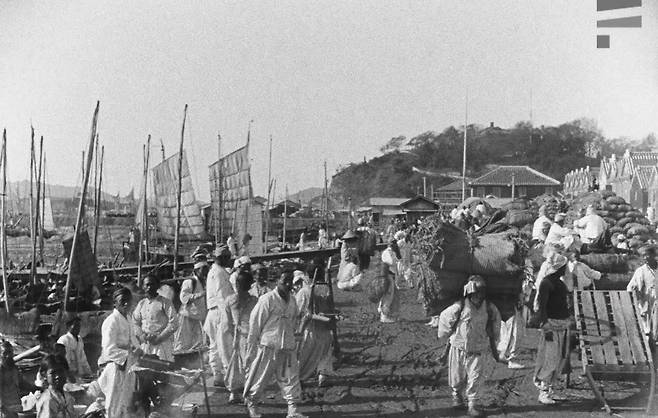 Vessels from the Joseon Dynasty (1392-1910) are docked at a rice pier used exclusively for domestic trade in this footage still from 1908. [KOREAN FILM ARCHIVE]