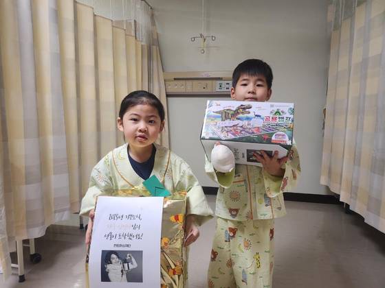 Children treated for burn injuries at Hallym University Sacred Heart Hospital in Seoul pose for a photo in January after receiving gifts from actor Shin Min-a who donated to Hallym Burn Foundation to support burn patients. [HALLYM BURN FOUNDATION]