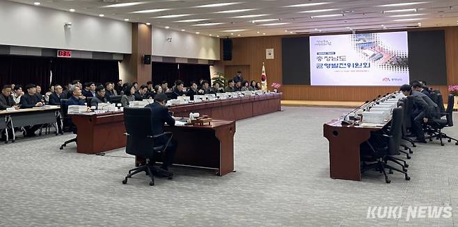 충남도는 지난 19일 도청 대회의실에서 전형식 도 정무부지사와 균형발전위원, 관계 공무원 등 100여 명이 참석한 가운데 ‘2025년 제6회 균형발전위원회’를 개최했다.