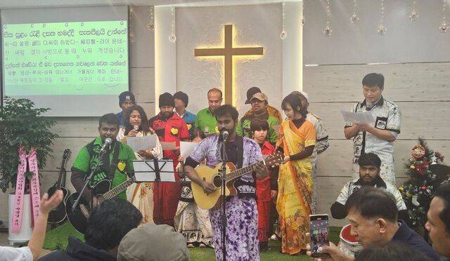경기도 안산 러브스리랑카교회 성도들이 지난 13일 안산양무리교회에서 기타 연주에 맞춰 현지어로 찬양하고 있다. 오른쪽에 선 사람은 이 교회를 개척한 이창호 선교사. 양무리교회 제공