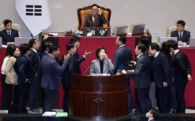 지난 9일 국회 본회의에서 나경원 국민의힘 의원이 ‘가맹사업거래의 공정화에 관한 법률 일부개정법률안’에 대해 무제한 토론을 하는 가운데 여야 의원들이 발언대에서 목소리를 높이며 신경전을 이어가고 있다. [연합뉴스]
