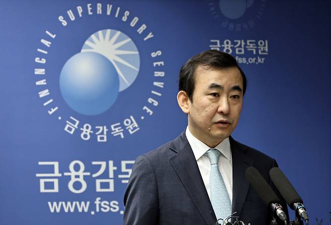 이세훈 금융감독원 수석부원장이 22일 서울 영등포구 금융감독원에서 열린 금융소비자보호 개선 로드맵 발표 및 금감원 조직개편 브리핑에서 발언하고 있다.[사진=연합뉴스]