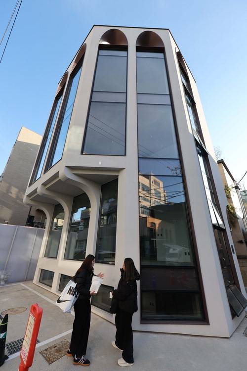 최근 도산공원 일대 상권 역대 최고가인 대지면적 3.3㎡(평)당 4억5000만원에 매매 거래된 건물 전경.  한주형 기자